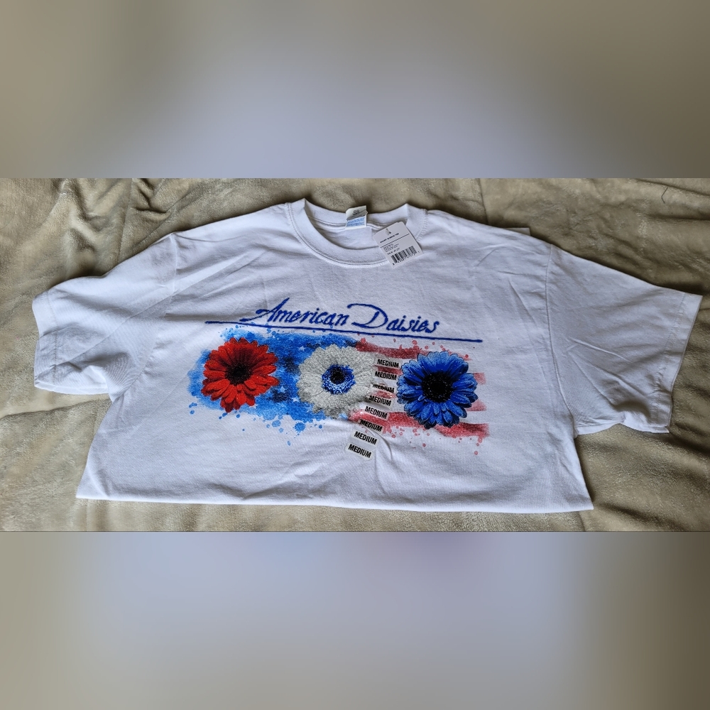 🎉5/$20 NWT Gildan American Daisies Red White Blue Short Sleeve Shirt Medium